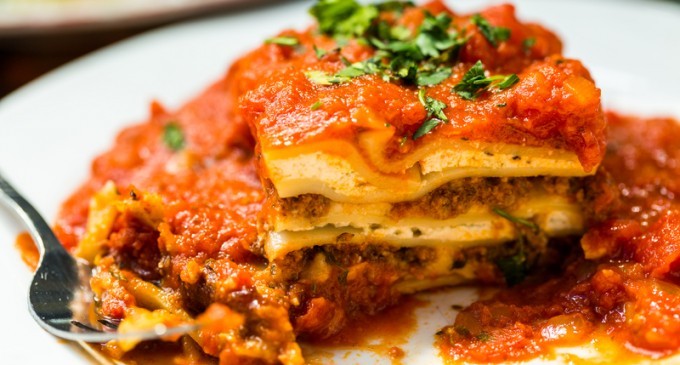 Craving Italian? This Cheesy Ravioli Lasagna Only Needs 4 Ingredients & Takes Half An Hour To Bake!