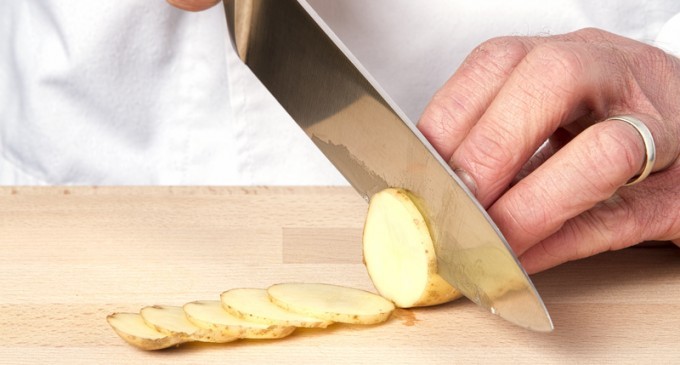 Find Out How To Use A Cutting Knife Just Like A World Class Chef – Without Slicing Off Your Fingers!